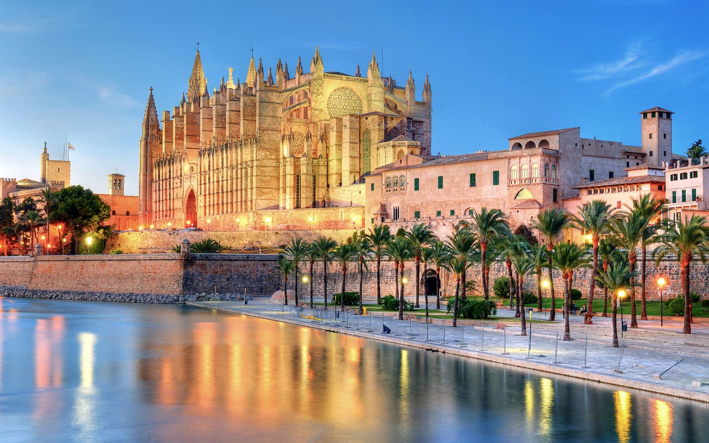 Palma Cathedral and Luxury Apartments in Palma with Palmallorca Palma Cathedral and Luxury Apartments in Palma with Palmallorca